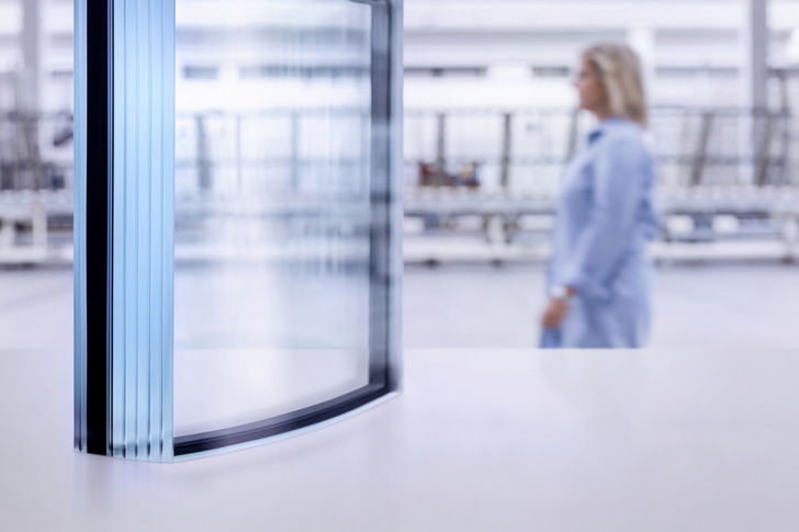 Das einzige Isolierglas, das es schusshemmend und gebogen gibt, ist sedak isosecure. 