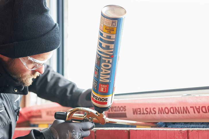 Schon im nächsten Jahr ist ein dokumentierter Nachweis der Teilnahme an einer Schulung für alle gewerblichen und industriellen Verwender von PU-Produkten zwingend erforderlich. Die PU-Schaumprüfung verfolgt das Ziel, unsichere Verwendungen zu vermeiden, aber nicht die Verfügbarkeit der entsprechenden Produkte zu reduzieren.