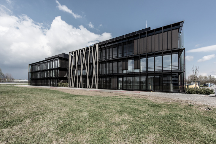 Das Bürogebäude Mikado in Friedrichshafen setzt mit einem anspruchsvollen architektonischen Konzept und lichtdurchflutendem Kubus hohe Maßstäbe für neuzeitliche Arbeitswelten. - © Ralf Kuhn
