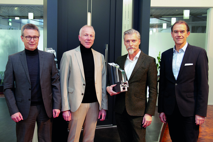 v.l.: Ernst Semar, Business Director Glass EIMEA bei H.B. Fuller | Kömmerling, Michael Merkle, Key Account Manager bei H.B. Fuller | Kömmerling, Dominik Kiefer aus dem Product Market Management der profine GmbH und Stefan Schäfer, Chief Product and Marketing Officer bei der profine GmbH, arbeiten eng zusammen.