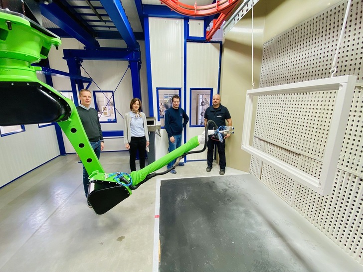 Partnerschaftliche Zusammenarbeit: Der neue CMA Lackierroboter wurde von Remmers gemeinsam mit Range + Heine geplant und realisiert. V.l.n.r.: Elmar Kaiser (Remmers), Claudia Max-Heine (Range + Heine), Christian Väth (Range + Heine), Simon Lübken (Remmers).