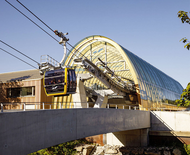 Die neue Seilbahnstation am Nebelhorn hat eine gekrümmte Fassade, die aus kalt- und warmgebogenen VSG-Einheiten von Glas Marte besteht. - © Foto: Glas Marte
