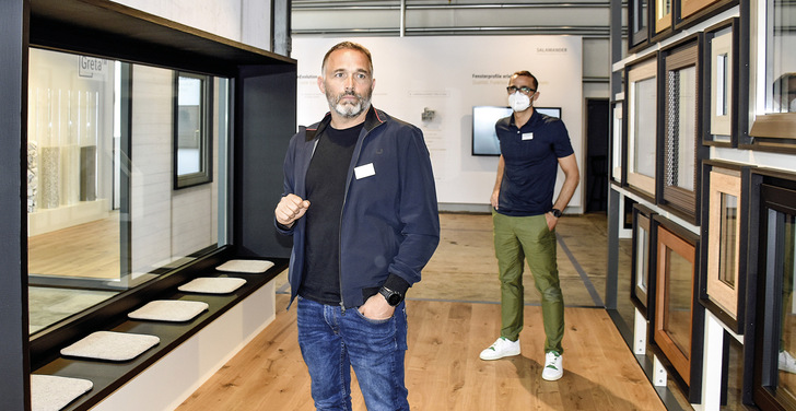 Till und Götz (im Hintergrund) Schmiedeknecht freuen sich, das neue Beratungskonzept jetzt auch dem breiten ­Publikum auf der Messe präsentieren zu können.