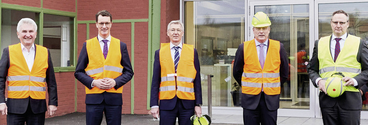 v. l.: Wirtschafts- und Innovationsminister NRW Prof. Dr. Andreas Pinkwart, NRW Ministerpräsident Hendrik Wüst, in der Mitte Raimund Heinl (CEO Saint-Gobain Germany & Austria), Dr. Jochen Eickholt (Siemens Energy Vorstand) und Stephan Kranz (CEO Saint-Gobain Glass Deutschland)