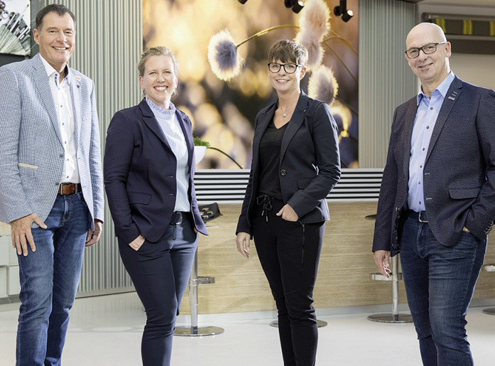 Markilux blickt auf ein anspruchsvolles Geschäftsjahr 2021 mit einem erneuten Umsatzplus zurück. Der starke Teamgeist im Unternehmen und eine vertrauensvolle Zusammenarbeit mit den Fachhandelspartnern führte insgesamt zu einer positiven Bilanz der Geschäftsführung. (Foto v.l.: Klaus Wuchner, GF für Vertrieb und Marketing, Christiane Berning, Leiterin der Abteilung Marketing und Business Development, Heike Reinermann, Personalleiterin, Michael Gerling, GF für Technik und Produktion)