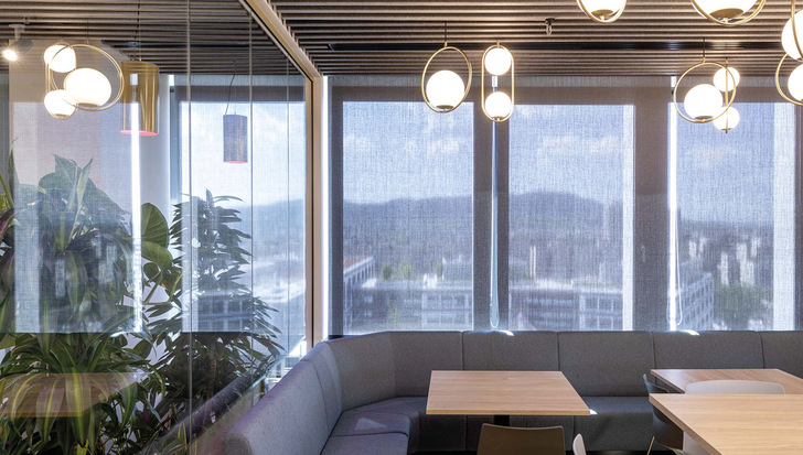 Soltis Touch ist in verschiedenen Öffnungsgraden (1 %, 3 % und 5 %) erhältlich, reduziert den ­Nachhall und verbessert damit den akustischen Komfort für die Bewohner.