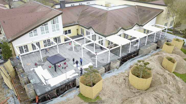 Die Montagearbeiten sind am Laufen, 14 der insgesamt 19 Lamellendächer Camargue stehen bereits.