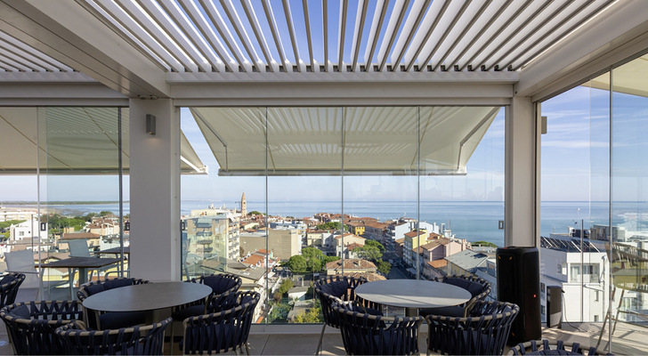 Das Pergoladach Kedry Plus und Qubica Light Kassettenmarkisen schaffen den Schatten.