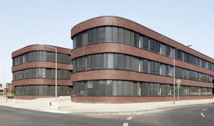 Der dreigeschossige Gebäudekomplex des „Snake“ war eigentlich als Bürogebäude projektiert worden und wurde stattdessen für eine Interimsnutzung als Schulgebäude umgeplant. - © Foto: Warema
