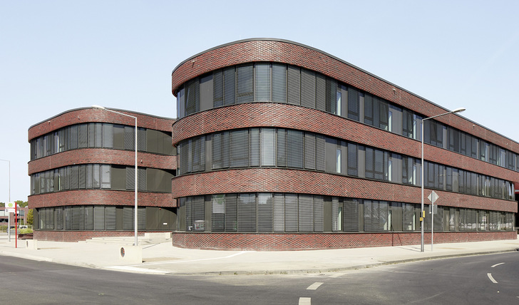 Der dreigeschossige Gebäudekomplex des „Snake“ war eigentlich als Bürogebäude projektiert worden und wurde stattdessen für eine Interimsnutzung als Schulgebäude umgeplant.