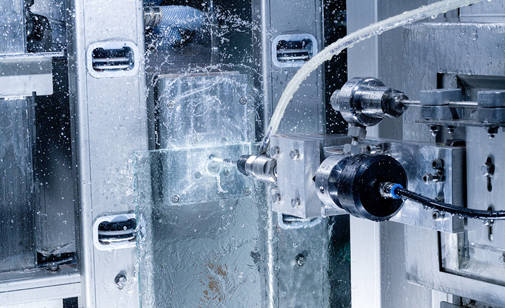 Das von systron patentierte Druckumschaltverfahren beim Wasserstrahlschneiden, braucht beim Umschalten von Nieder- auf Hochdruck nur 1 Sekunde. - © Foto: Systron
