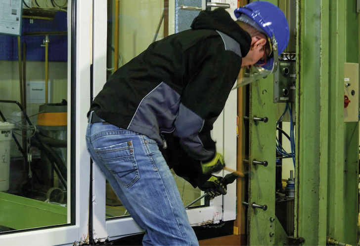 Prüfung eines einbruchhemmenden Fensters im ­Prüfinstitut Schlösser und Beschläge Velbert (PIV).
