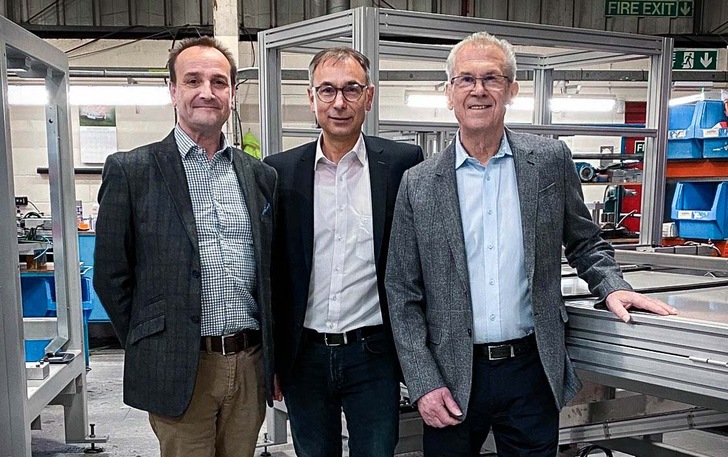 Jörg Breuer, Geschäftsführer der Stürtz Gruppe, Gareth Green, Geschäftsführer Technik (links) und Steve Haines Geschäftsführer Vertrieb (rechts) der Stuga Machinery Limited bei Gesprächen zur Zusammenarbeit.