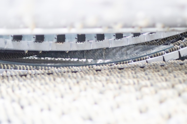 Der Glasveredler sedak setzt erneut die Messlatte für die Glasverarbeitung von Sonderformaten höher. Der neue Biege-Ofen ermöglicht Scheiben im Überformat bis 18m Länge.