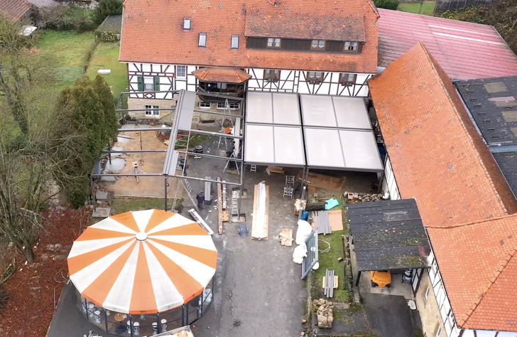 Mit den neuen Systemen können nun über 280 Quadratmeter des Hofs mit Sonnen- und Wetterschutz geschützt und so die Nutzfläche der Winzergastronomie enorm vergrößert werden. - © Landesmesse Stuttgart GmbH
