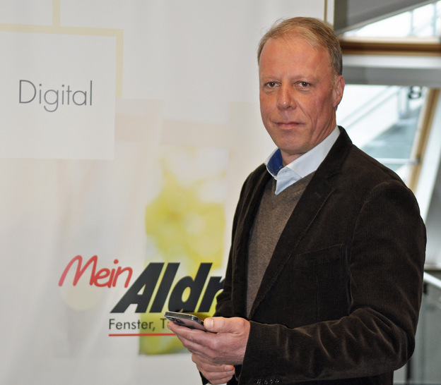 Michael Siegmann, Vertriebsleiter der Aldra Fenster und Türen GmbH, ist von dem Nutzen des Online-Portals überzeugt. - © Aldra
