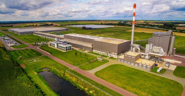 Das AGC Werk in Osterweddingen ist eine der nachhaltigsten Flachglas-Produktionen in Europa. Durch die neue VSG-Linie wird das Werk zum vollintegrierten Standort. - © f|glass

