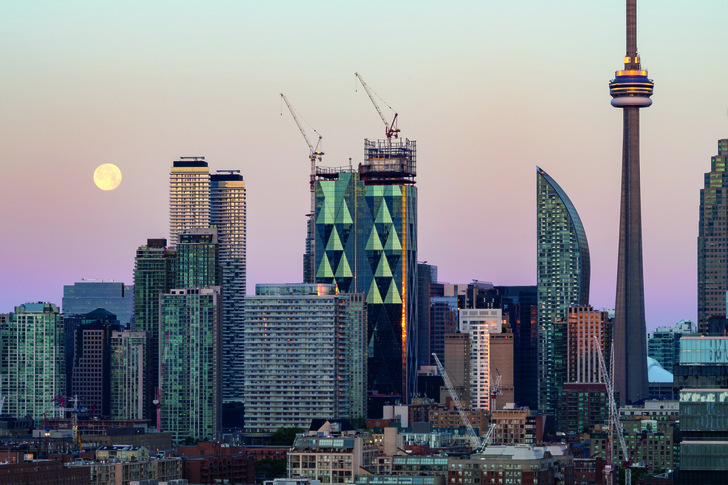 Atemberaubende Ansicht: Die Skyline des Stadtzentrums von Toronto  am frühen Morgen und bei Vollmond. - © artemzavarzin - stock.adobe.com / H.B. Fuller | Kömmerling
