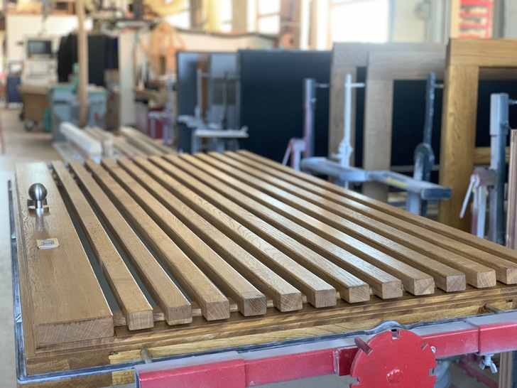 Sonderkonstruktion: Haustür mit Eichelamellen.