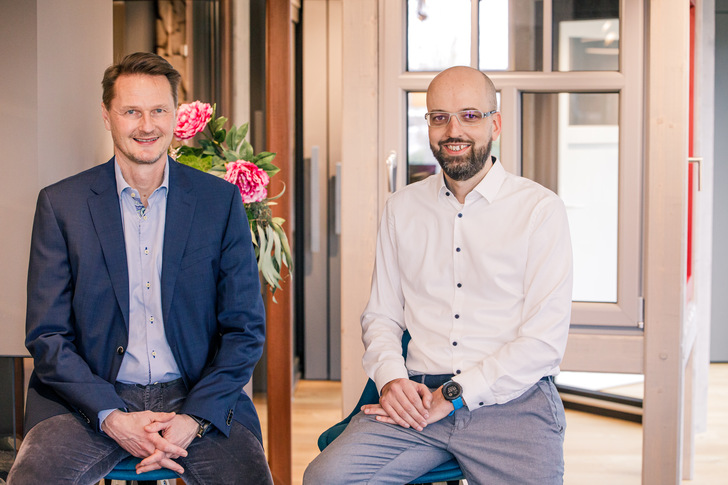 Stefan Brömse, Geschäftsführer der Brömse GmbH & Co.KG und Peter Hertlein, Leiter New Business Development Window Solutions bei Rehau (v.l.).