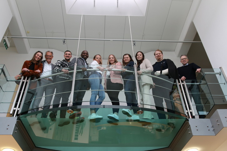 So sehen Gewinner aus (v. l.): Isabell Hinrichs (Personalreferentin), Hermann Schüller (Geschäftsführender Gesellschafter), Akin Azimtili, Ibrahima Conde, Katharina Kiefel, Vanessa Laug, Julia Scheiermann, Lisa-Chiara Ramke, Daniel Nadorp und Bernhard Feldmann (Geschäftsführer Region Nord)