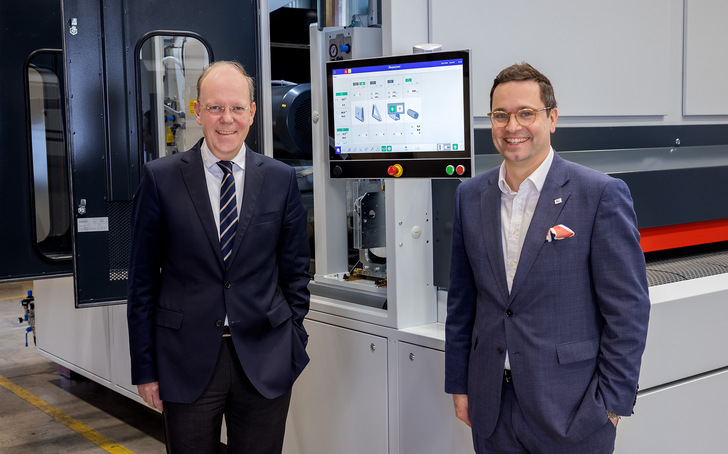 Christoph Giese, Geschäftsführer Karl Heesemann Maschinenfabrik GmbH & Co. KG (l.), und Frederik Meyer, Executive Vice President, Business Unit CNC Processing (r.) vereinbaren Partnerschaft.