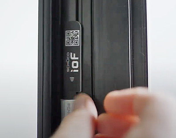 Schüco IoF ID kann ohne Bohren und Schrauben einfach auf die Innenseite des Fensterflügels aufgeklebt werden.