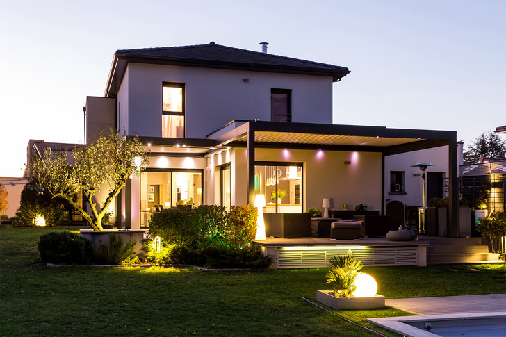 In einem Smart-Home ist die gesamte Hausbeleuchtung digital steuerbar.