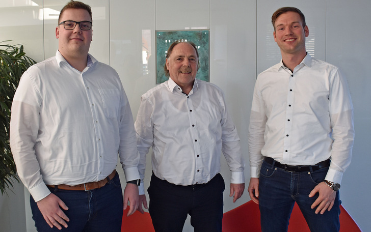 Das 3E-Führungsteam: Geschäftsführer Max und Gerhard Ebert sowie Vertriebsleiter Heiko Steffens. - © Daniel Mund / GLASWELT
