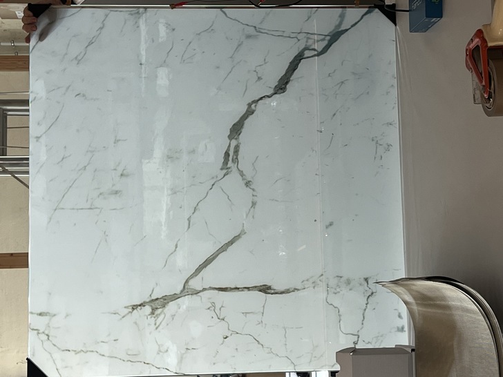 Dieses Design-Glas von Anbieter Schwan Glas lässt sich von opak nach transparent und umgekehrt schalten.