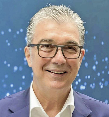 VFF-Präsident Helmut Meeth 2021 auf dem Jahreskongress „Inside“ in Berlin. Er setzt sich dafür ein, dass über die schnelle Ersthilfe ­hinaus der Eifel-Region Kraft und ­Zuversicht gegeben wird auf dem Weg zurück in ein unbeschwertes Leben. Das Spendenvolumen wird er vor Ort in Gemünd übergeben.