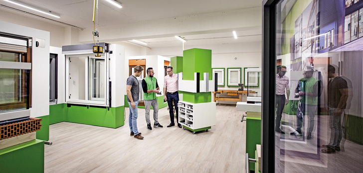 Das Schulungsprogramm geht weit über die fachgerechte Fenstermontage mit ­Befestigung und Abdichtung hinaus. An 20 Modulen kann das erlernte Know-how ­sofort in die Praxis umgesetzt werden.