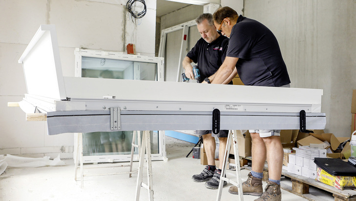 Die Positionierung des Fensters im Baukörper beeinflusst die Wahl der Befestigungsmethode und -mittel. Die ­Herausforderungen zeitgemäßen Bauens – größere Elemente, steigende Fenstergewichte, schwache Mauerwerksuntergründe – machen sie zu einem Schlüsselfaktor.