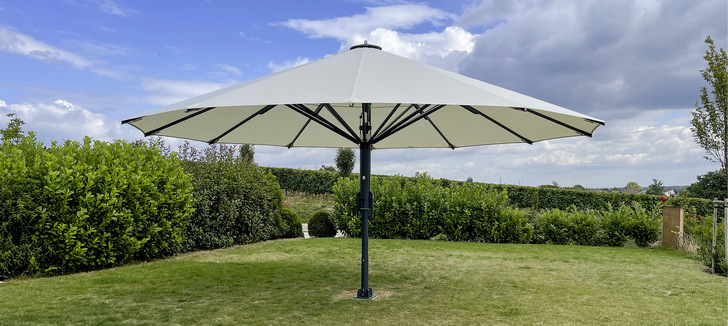 Bei einem 7 × 7 m Schirm sollte bei der Erstellung der Fundamente schon ganz genau auf die Herstellervorgaben und ggf. Befestigungsmittel etc. geachtet werden.