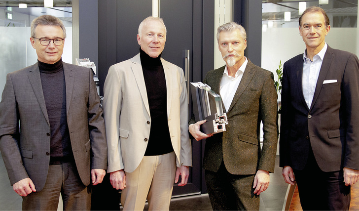 v.l.: Ernst Semar, Business Director Glass EIMEA bei H.B. Fuller | Kömmerling, ­Michael Merkle, Key Account ­Manager bei H.B. Fuller | Kömmerling, Dominik ­Kiefer aus dem Product Market Management der profine GmbH und Stefan Schäfer, Chief Product and Marketing ­Officer bei der profine GmbH, arbeiten eng zusammen.