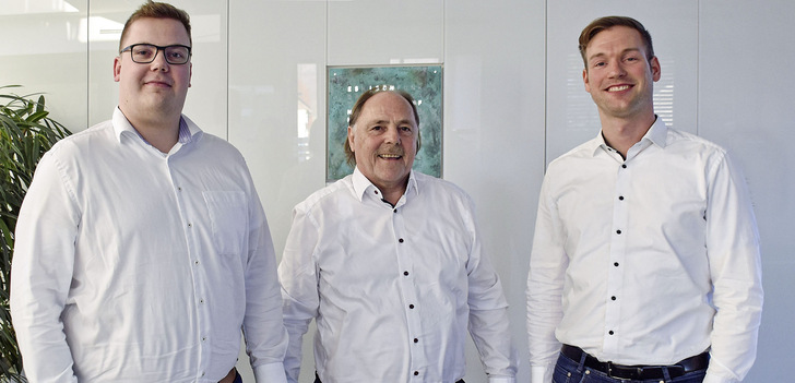 Das 3E-Führungsteam: Geschäftsführer Max und Gerhard Ebert sowie Vertriebsleiter Heiko Steffens - © Foto: Daniel Mund / GLASWELT

