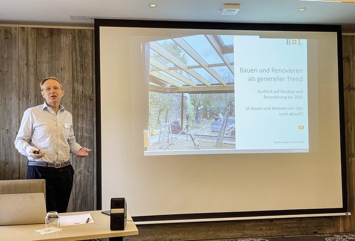 Martin Langen gab einen Ausblick auf Neubau und Renovierung bis 2025 und stellte die spannende Frage „Ist Bauen und Wohnen mit Glas noch aktuell?“.