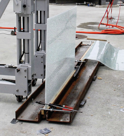 Vergleich der Reststandsicherheit bei Brüstungs­verglasungen mit VSG aus ESG mit SGP und PVB.