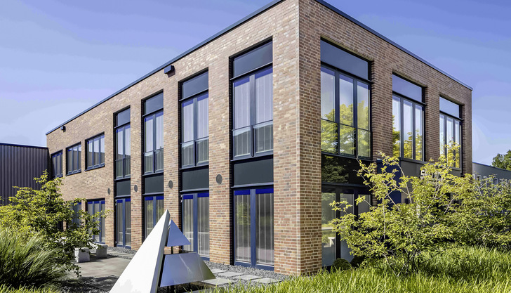 Dank der Isolette-Jalousien im SZR kommt die Verschattung des Gebäudes ohne außenliegenden Sonnenschutz aus.