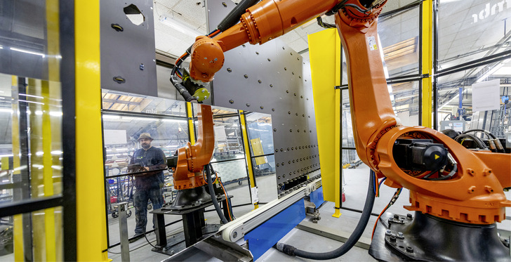 Der Vollsortimenter setzt in der Produktion am Standort Bochum auf modernste Anlagentechnik bei der Glasverarbeitung und Veredlung. - © Foto: Torsten Silz / Glas Strack
