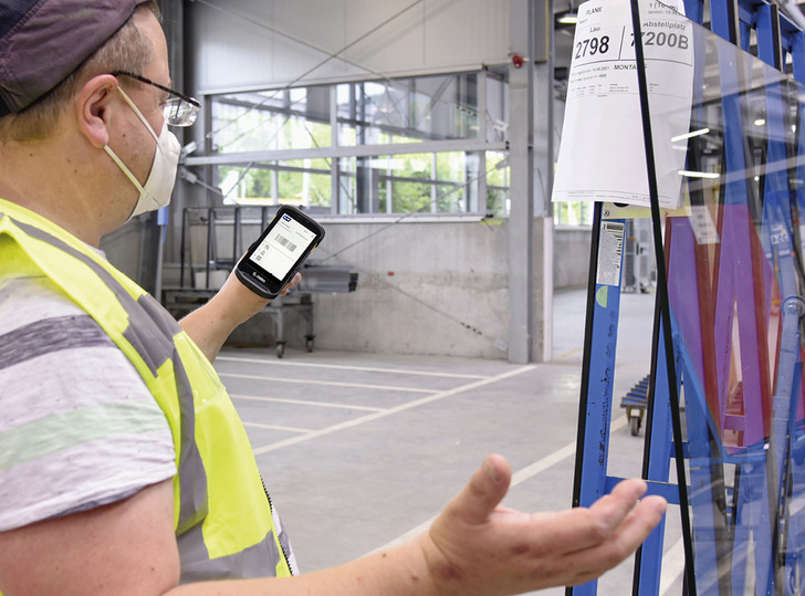 Hilfe in der Not: Der ­Barcode des Gestells ist defekt und nicht mehr lesbar. Mit dem A+W Smart Companion-­Modul „Rack Inventory“ lässt sich der Barcode schnell wieder­herstellen. 