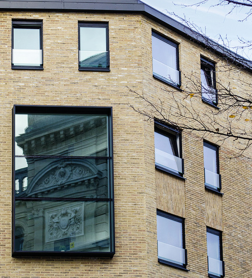 Beim Studentenwohnheim Plato 43 ­haben die Planer von Vertongen architecten die ­Aliplast Fensterserie Star75 mit der Absturzsicherung Mac Glass (l.) kombiniert. Die ­Zimmer werden dadurch maximal belichtet.