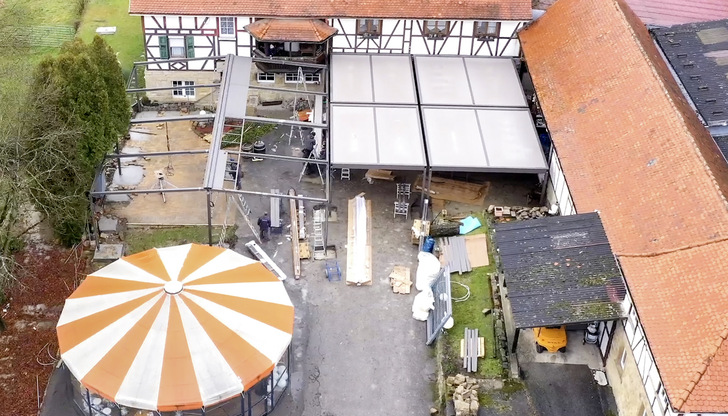 Mit den neuen Systemen können nun über 280 m2 der Terrasse mit Sonnen- und Wetterschutz geschützt und so die Nutzfläche der Winzergastronomie enorm vergrößert werden.