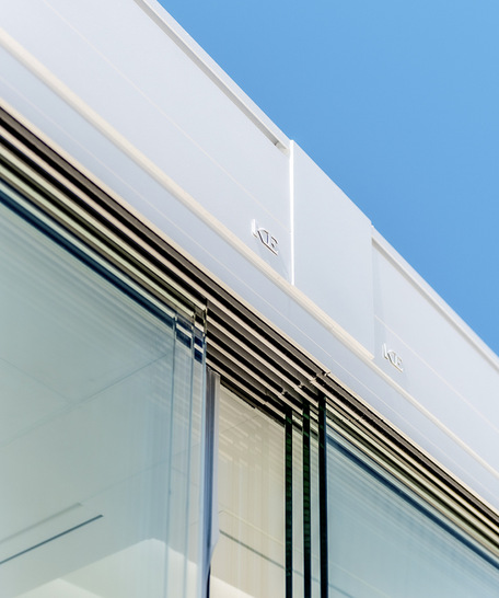 Mögliche Konfigurationen sind 3-, 4- oder 5-Wege-Schienen mit seitlichem oder mittigem Verschluss.