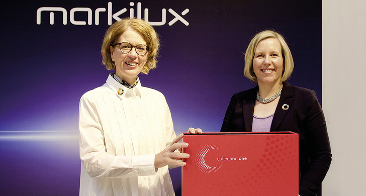 Textildesignerin Annette Busch (li.) und Christiane Berning (re.), versprechen sich ein zeitnahes Feedback zur Marktakzeptanz der Kollektion 2022. - © Foto: markilux
