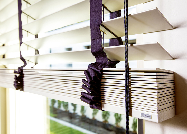 Leiterbänder oder -kordeln greifen die jeweilige Holzoptik farblich auf.