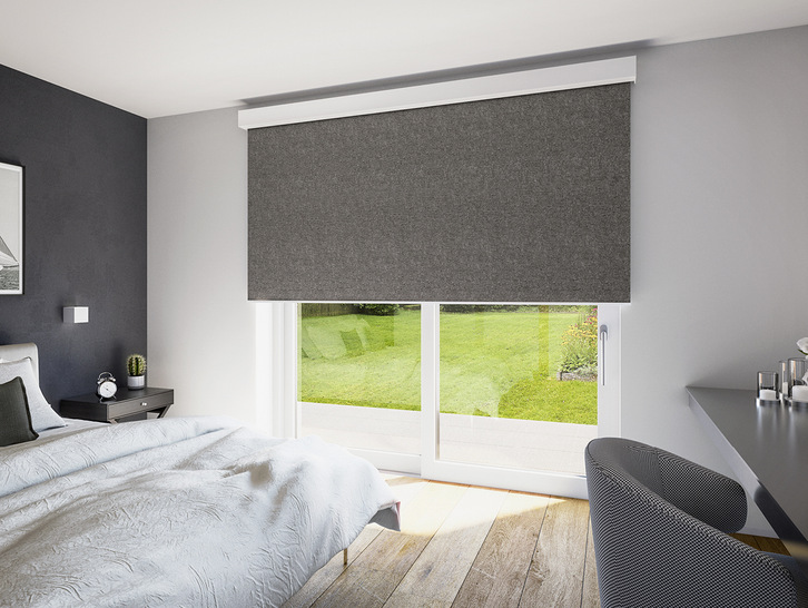 Multicolour Dimout eignet sich perfekt zum Abdunkeln von Räumen. Dank der ­hellen Rückseite hat der Stoff eine höhere Wärmereflexion und passt sehr gut zu helleren Außenfassaden.