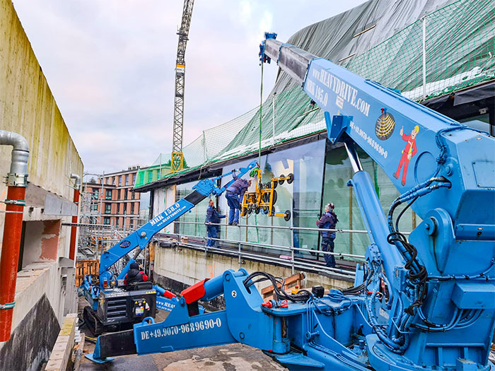 Der Einbau der bis zu 1,7 t schweren Fassadenscheiben erfolgte mit den Heavydrive Montagekränen MRK 158 und MRK 195 - © Heavydrive.com
