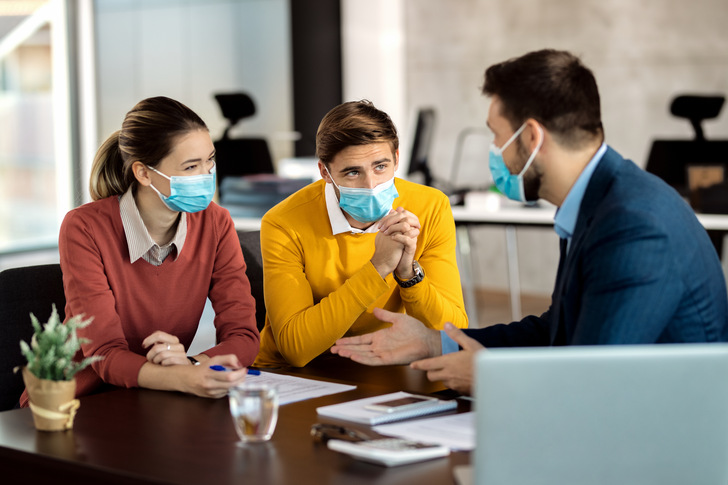 Beim Tragen von Masken konzentrieren wir uns in Gesprächen stärker auf die Augen. Ein Vorteil, weil dadurch Emotionen besser erkannt werden können.