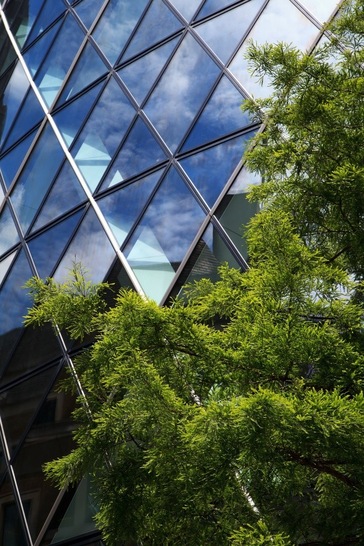 Fassaden- und Glaselemente, die sich einfacher recyceln lassen, sorgen für mehr Nachhaltigkeit beim Bauen. - © Fotoverbundglas Marl GmbH
